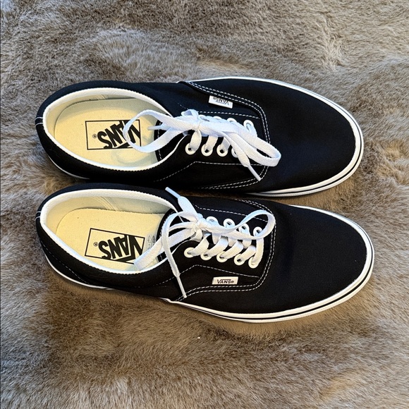 Vans Black and White women's Sneakers - Picture 2 of 3